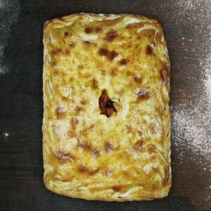 Empanada gallega artesana de bacalao y pasas - O Pan de San Antonio - Foto 1-min