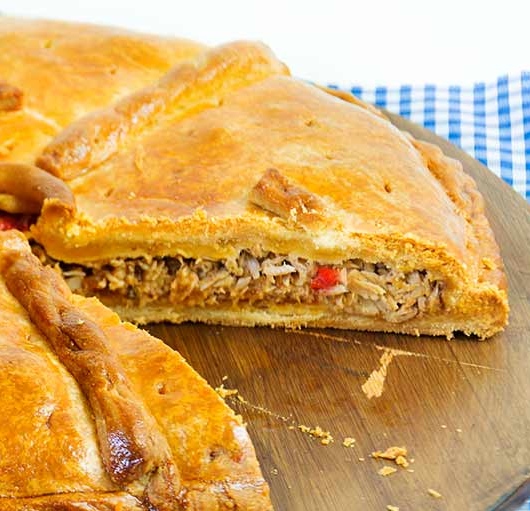empanada con masa gruesa tipo pan