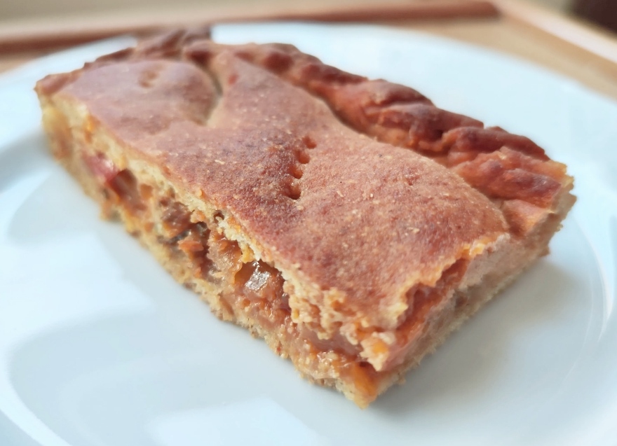 Empanada gallega de maíz con bacon, queso, tomates secos y pimientos caramelizados - Imagen 3