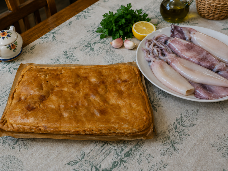 empanada de calamares en su tinta